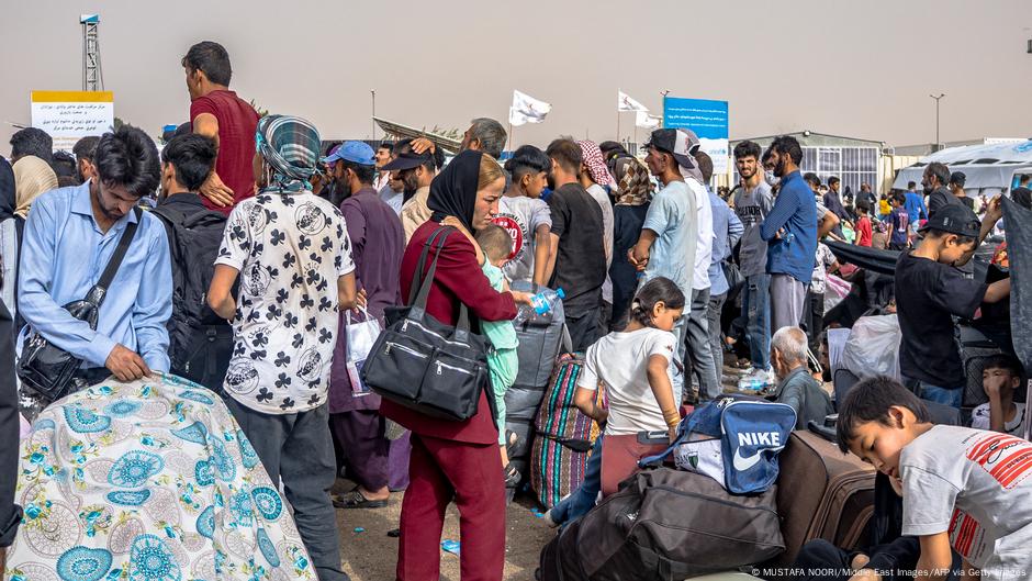 لماذا يغادر ملايين اللاجئين الأفغان إيران وباكستان؟