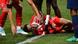 El jugador del Bayern Múnich grita de dolor tirado en el suelo mientras un jugador de su equipo y dos del conjunto fracés tratan de consolarlo. El jugador del Bayern Múnich grita de dolor tirado en el suelo mientras un jugador de su equipo y dos del conjunto fracés tratan de consolarlo.