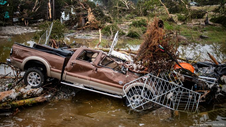 Texas flood death toll hits 50 as search intensifies – DW – 07/06/2025