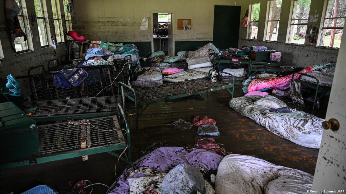 USA Hunt 2025 | Blick in einen zerstörte Schlafraum im Camp Mystic, Betten und schmutzige Matratzen und feuchtes Bettzeug liegen durcheinander auf dem Boden (05.07.2025) USA Hunt 2025 | Blick in einen zerstörte Schlafraum im Camp Mystic, Betten und schmutzige Matratzen und feuchtes Bettzeug liegen durcheinander auf dem Boden (05.07.2025)