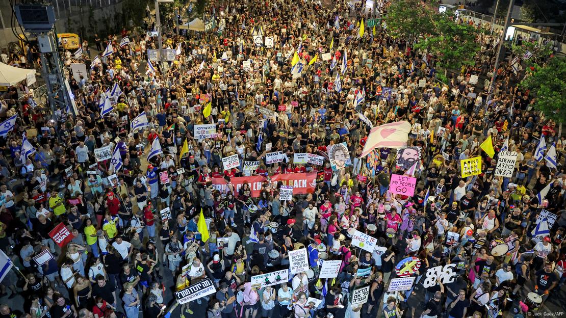 Protesta en Tel Aviv exigiendo al gobierno un acuerdo para obtener la liberación de los rehenes en manos de Hamás. Protesta en Tel Aviv exigiendo al gobierno un acuerdo para obtener la liberación de los rehenes en manos de Hamás.