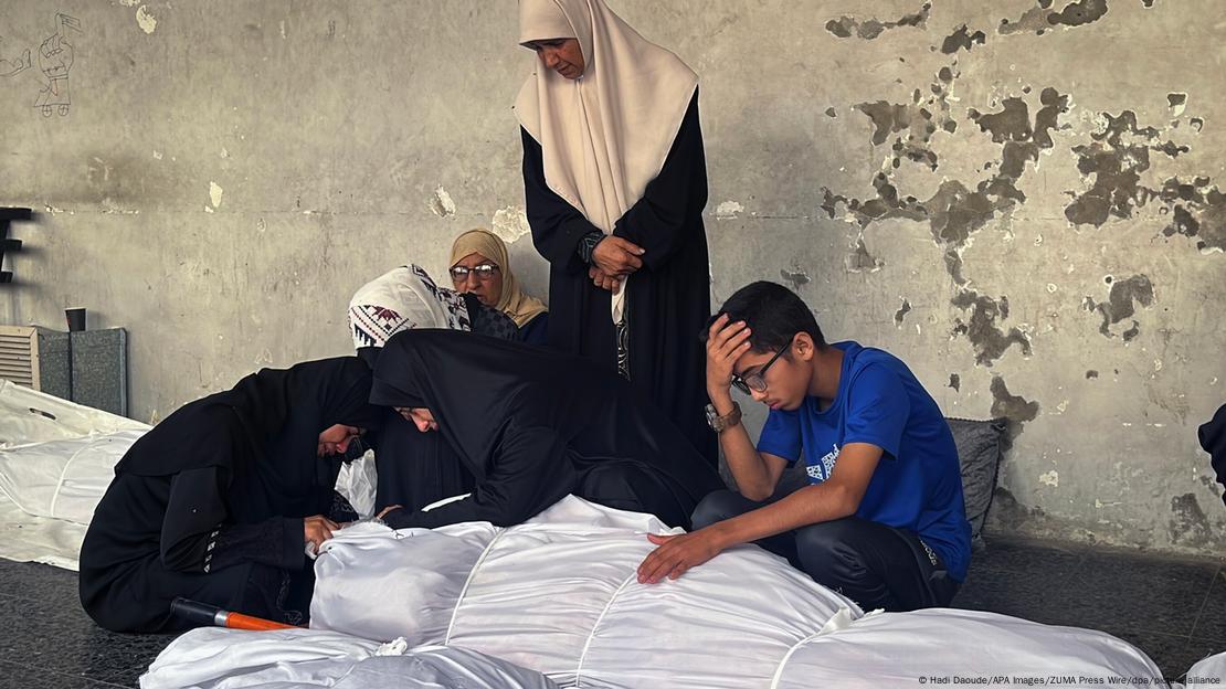 Trupat e palestinezëve të vrarë në një sulm izraelit ndaj një shkolle në lagjen Zaytoun. Gra të veshura me të zeza dhe një djalë duke qarë. Trupat e palestinezëve të vrarë në një sulm izraelit ndaj një shkolle në lagjen Zaytoun. Gra të veshura me të zeza dhe një djalë duke qarë.