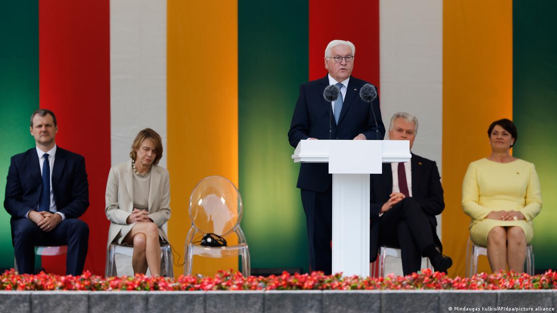 Litauen Vilnius 2025 | Frank-Walter Steinmeier hält eine Rede zum litauischen Nationalfeiertag, hinter ihm sitzen Gintautas Paluckas, Elke Buedenbender, Gitanas Nauseda und Diana Nepaite (06.07.2025)