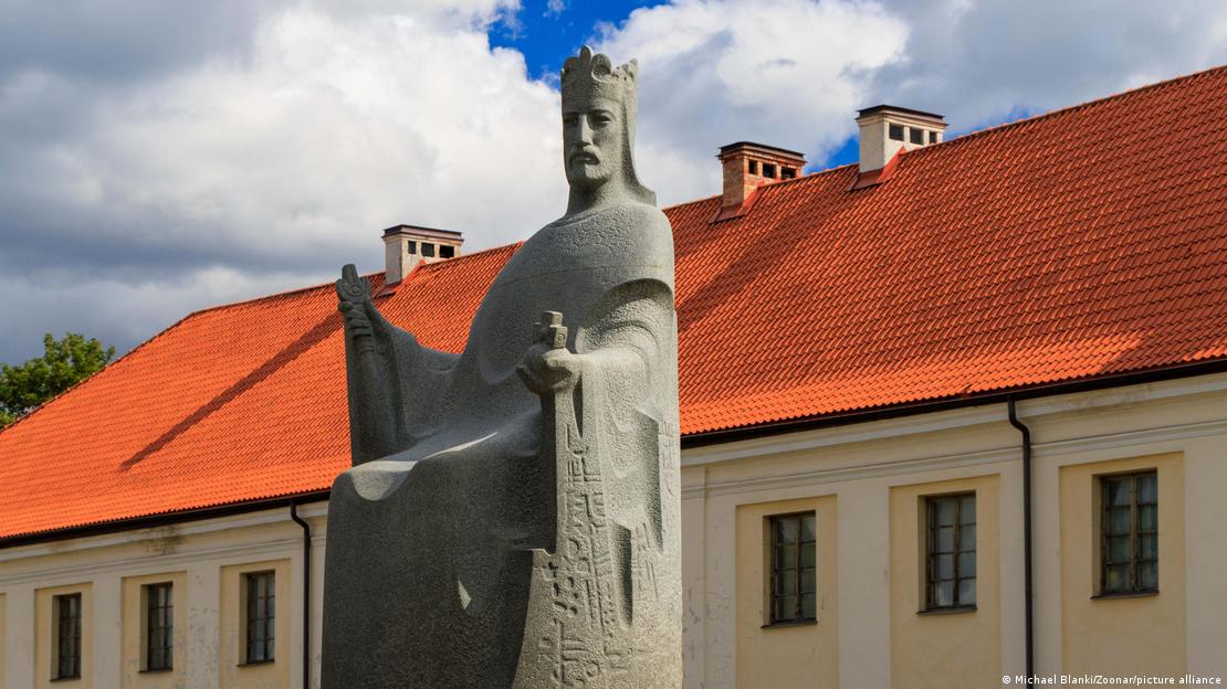 Litauen Vilnius 2022 | Eine moderne Steinstatue von Bildhauer Regimantas Midvikis des litauischen König Mindaugas (2003) vor einem historischen Haus (04.09.2022)