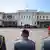 Litauen Vilnius 2025 |  Während Frank-Walter Steinmeier beim offiziellen militärischen Zeremoniell anlässlich des Nationalfeiertags der Republik Litauen auf dem Daukantas-Platz spricht, stehen drei Bundeswehrsoldaten mit dem Rücken zur Kamera mit Blick auf die Bühne vor dem Präsidentenpalast (06.07.2025)