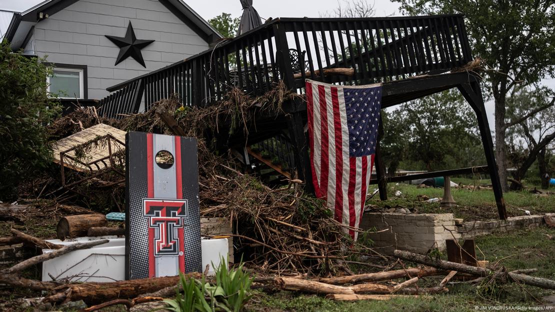 Una casa dañada con escombros esparcidos por el exterior se encuentra a orillas del río Guadalupe en Center Point, Texas. Una casa dañada con escombros esparcidos por el exterior se encuentra a orillas del río Guadalupe en Center Point, Texas.
