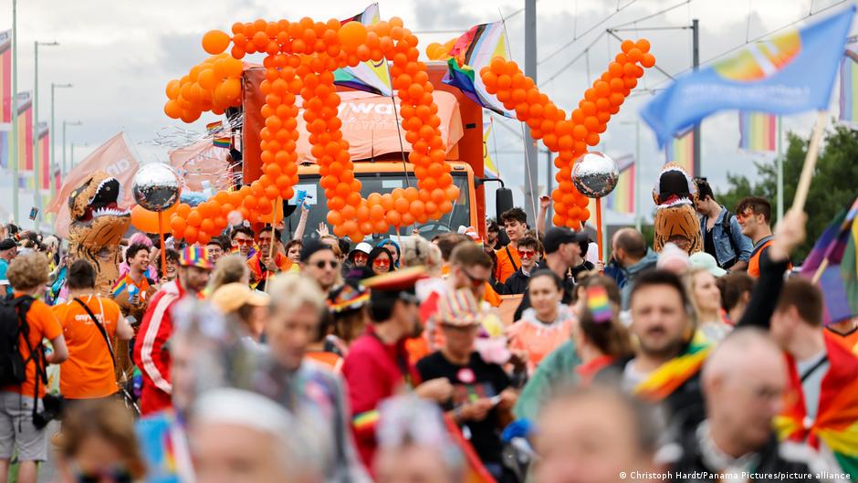 Multitudinario desfile en Colonia por los derechos LGBTQ+ – DW – 06/07/2025