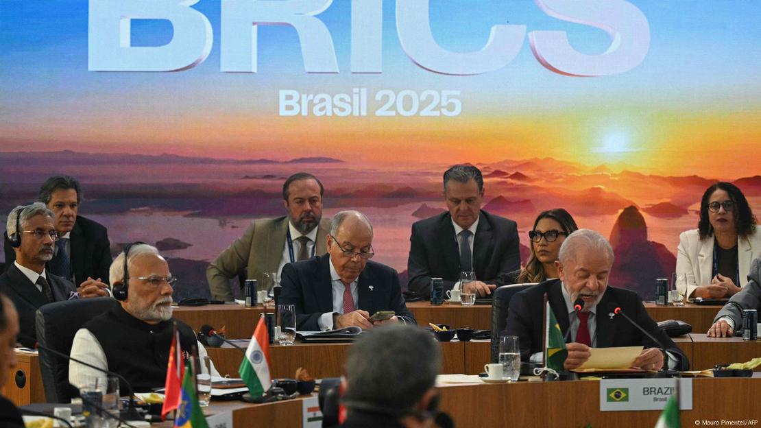 Lula, Narendra Modi e representantes de países-membros durante reunião na cúpula do Brics