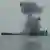 Una columna de humo se eleva del granelero M/V Tutor en el Mar Rojo después de ser atacado por los hutíes.