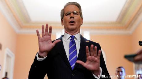 El secretario del Tesoro de EE.UU., Scott Bessent, se reunirá en Madrid con "altos emisarios" de China, incluyendo al vice primer ministro He Lifeng, jefe del equipo negociador del país asiático durante las últimas rondas. (Archivo: 27.06.2025) El secretario del Tesoro de EE.UU., Scott Bessent, se reunirá en Madrid con "altos emisarios" de China, incluyendo al vice primer ministro He Lifeng, jefe del equipo negociador del país asiático durante las últimas rondas. (Archivo: 27.06.2025)