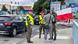 Cuatro militares controlan a un ciudadano. Controles fronterizos en Słubice, Polonia, en la frontera con Alemania.