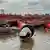 Un residente revisa las estructuras colapsadas del templo sumergidas en las aguas de la inundación el lunes (07.07.2025), después de que el tifón Danas tocara tierra en Tainan, Taiwán.