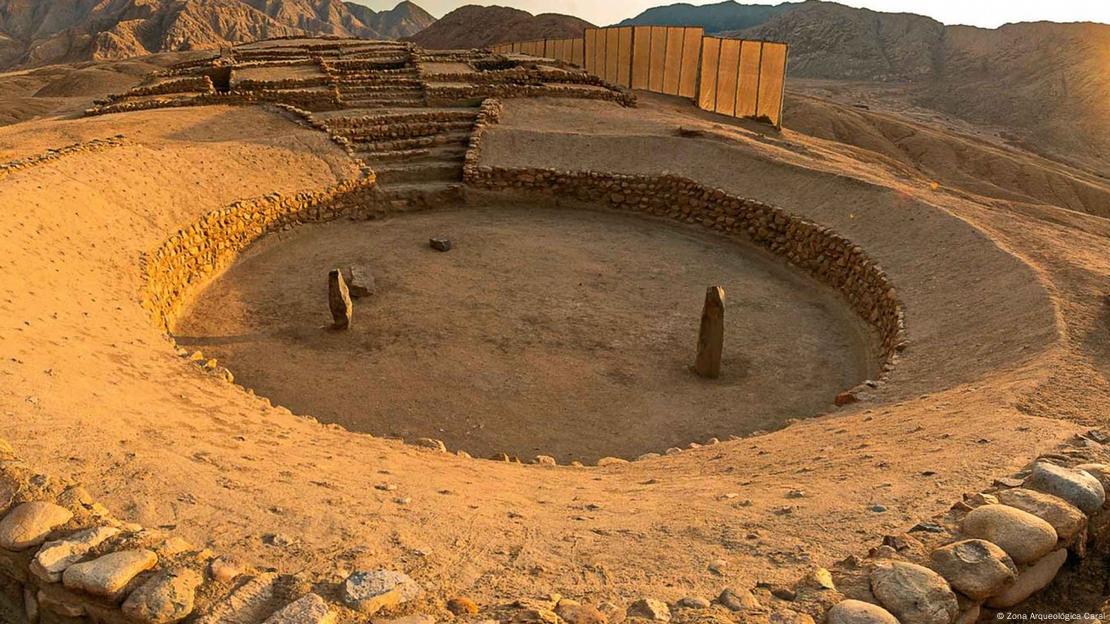 Las imágenes tomadas con drones y publicadas por los investigadores muestran que el centro de la ciudad está marcado por una estructura circular en una terraza en la ladera de una colina, con restos de edificios de piedra y barro construidos a unos 600 metros sobre el nivel del mar. Las imágenes tomadas con drones y publicadas por los investigadores muestran que el centro de la ciudad está marcado por una estructura circular en una terraza en la ladera de una colina, con restos de edificios de piedra y barro construidos a unos 600 metros sobre el nivel del mar.