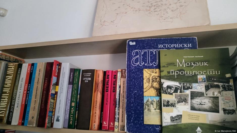 Istorijski atlas i druge knjige iz istorije na polici