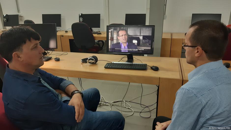 Hasan Hasanović gleda video sa svedočenjem još jednog preživelog genocida