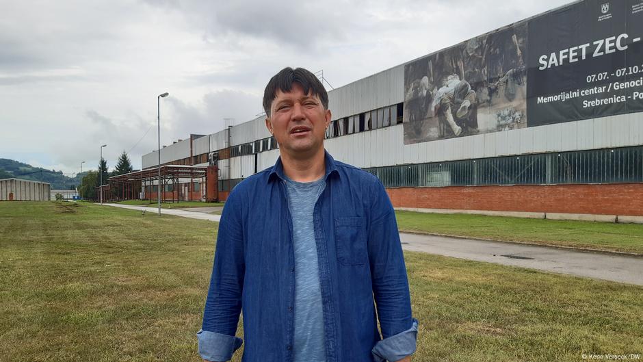 Hasan Hasanović ispred Memorijalnog centra Srebrenica