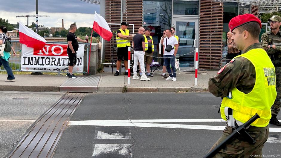Pripadnici samoproglašene građanske straže „Pokret za odbranu granice“ stoje u Slubicama na granici s Nemačkom i posmatraju rad poljskih graničara.
