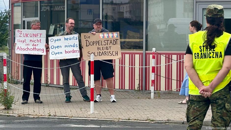 Pristalice mreže „Frankfurt ostaje šaren“ protestuju protiv kontrola s obe strane granice
