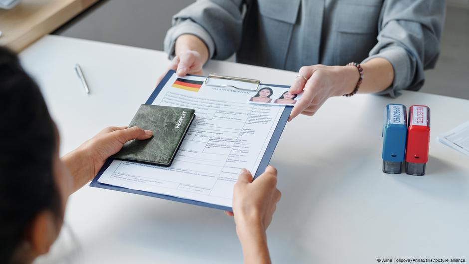 Germany must give visas to at-risk Afghan family, court says – DW – 07/08/2025
