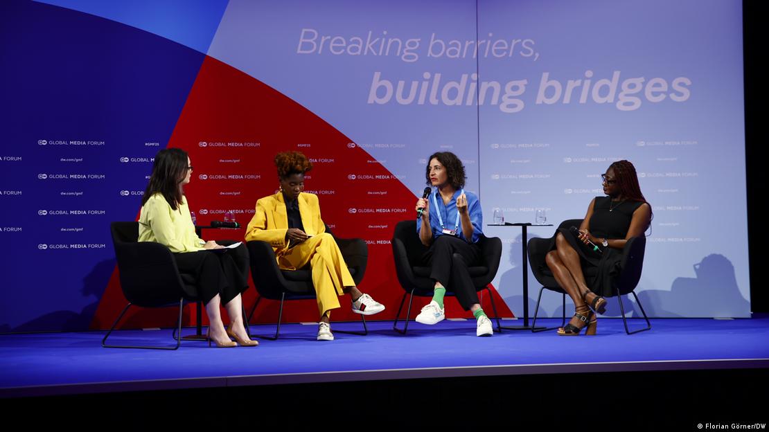 Internette nefret söylemleriyle mücadele eden ve bu konudaki davaların yargıya taşınmasında destek olan sivil toplum kuruluşu HateAid'in yöneticilerinden Anna-Lena von Hodenberg (sağdan ikinci) Deutsche Welle'nin bu sene düzenlediği Global Media Forum etkinliğinde konuşurken görülüyor
