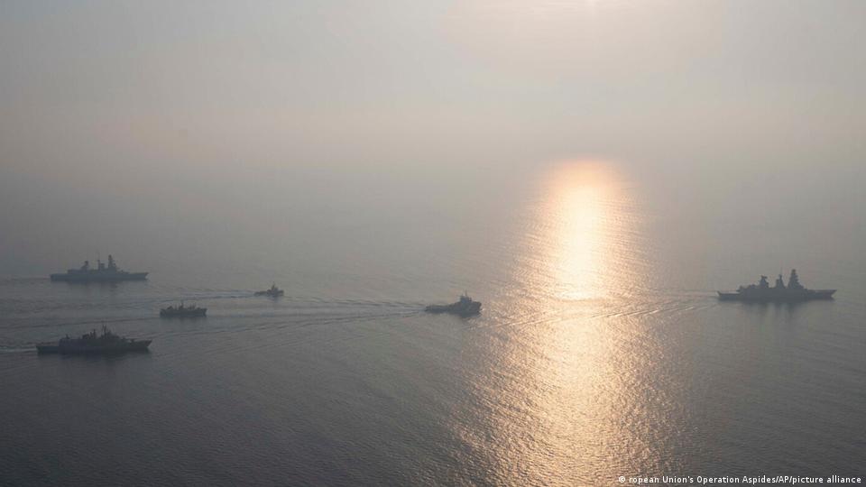 اسکورت کشتی‌ها توسط ناوهای جنگی اتحادیه اروپا (عکس از آرشیو)