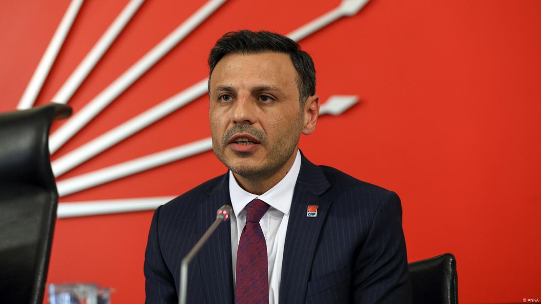 CHP İstanbul İl Başkanı Özgür Çelik, CHP'nin altı oktan oluşan logosunun fonda olduğu bir toplantıda konuşuyor 