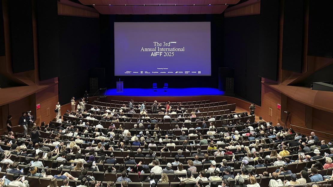El Festival Internacional de Cine de Inteligencia Artificial celebró su tercera edición en el prestigioso Alice Tully Hall del Lincoln Center. El Festival Internacional de Cine de Inteligencia Artificial celebró su tercera edición en el prestigioso Alice Tully Hall del Lincoln Center.