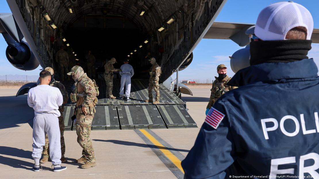 Primer vuelo de extranjeros criminales, todos ellos parte del Tren de Aragua, una violenta organización criminal, preparándose para despegar hacia la bahía de Guantánamo (05.02.2025) Primer vuelo de extranjeros criminales, todos ellos parte del Tren de Aragua, una violenta organización criminal, preparándose para despegar hacia la bahía de Guantánamo (05.02.2025)