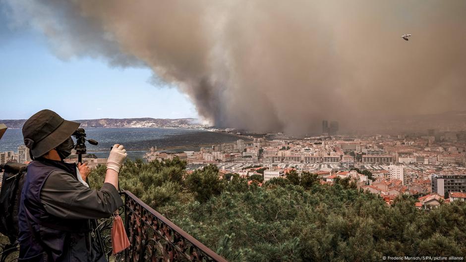 Incendio forestal obliga a cerrar el aeropuerto de Marsella – DW – 08/07/2025