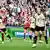 Sjoeke Nüsken bejubelt ihr Elfmetertor zum 1:1-Ausgleich