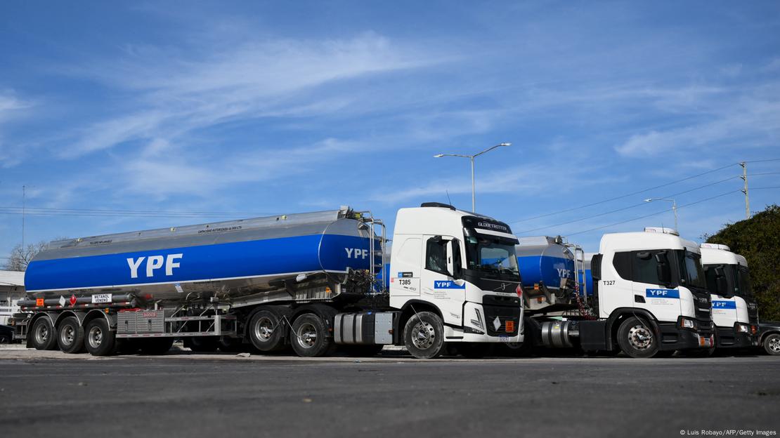 Un camión tanque de la petrolífera estatal argentina YPF, estacionado junto a varios otros iguales, en la ciudad de La Plata.