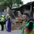 Bomberos y miembros de Protección Civil frente a una casa derrumbada en el barrio de Santa Fe, tras los sismos ocurridos en Ciudad de Guatemala el 8 de julio de 2025.