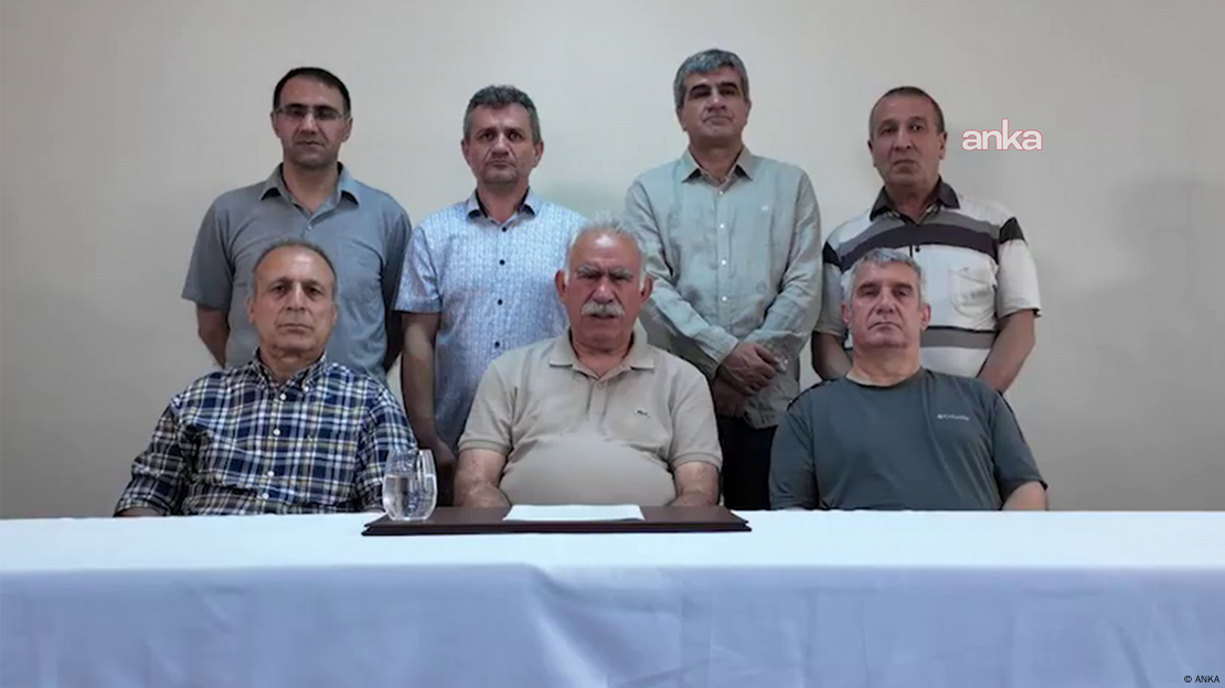 Кадър от видеопосланието, в което лидерът на ПКК призова за прекрлатяване на въоръжената борба