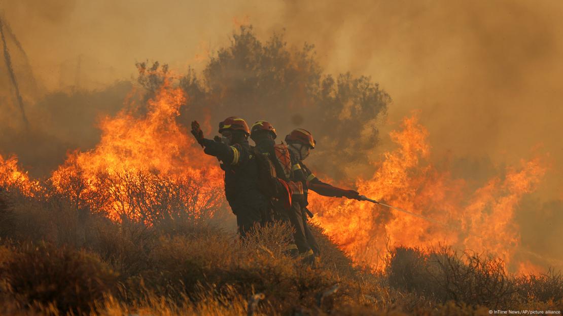 Bombeiros lutam para combater as chamas em incêndio florestal na Grécia