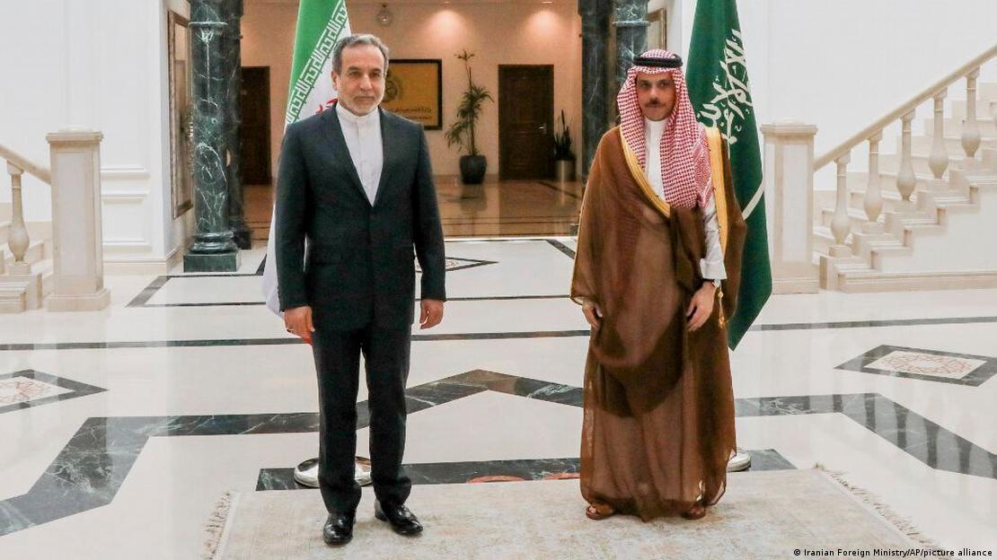 Ministros do Exterior do Irã e da Arábia Saudita posam para foto
