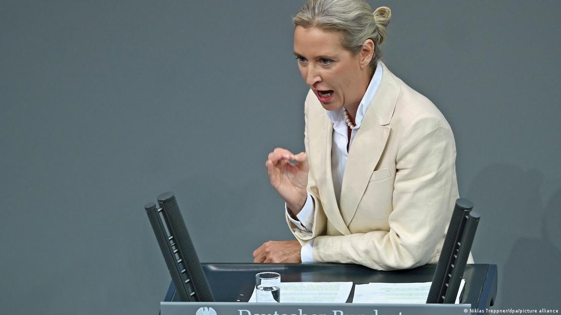 Deutschland Berlin 2025 | Alice Weidel steht in der Generaldebatte zum Haushalt am Rednerpult des deutschen Bundestags, spricht und gestikuliert. Sie trägt einen cremefarbenen Blazer mit einer weißen Bluse.