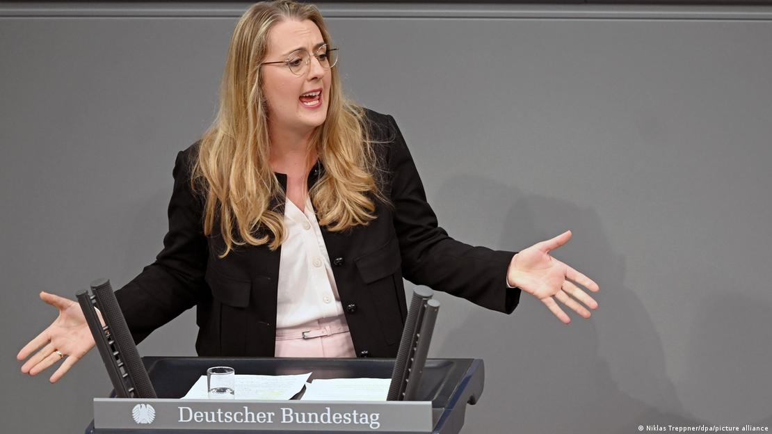 Deutschland Berlin 2025 | Katharina Dröge in der Generaldebatte zum Haushalt. Sie steht am Rednerpult, spricht und gestikuliert mit beiden Armen. Sie trägt eine schwarze Jacke und eine weiße Bluse und hat lange, blonde Haare.