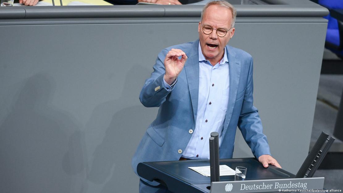 Deutschland Berlin 2025 | Matthias Miersch in der Generaldebatte zum Haushalt. Er steht am Rednerpult und trägt einen mittelblauen Anzug mit einem hellblauen Hemd.