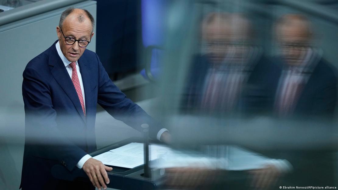 Başbakan Friedrich Merz, Federal Meclis'teki 2025 b&uuml;t&ccedil;e tartışması esnasında k&uuml;rs&uuml;den konuşma yaparken.