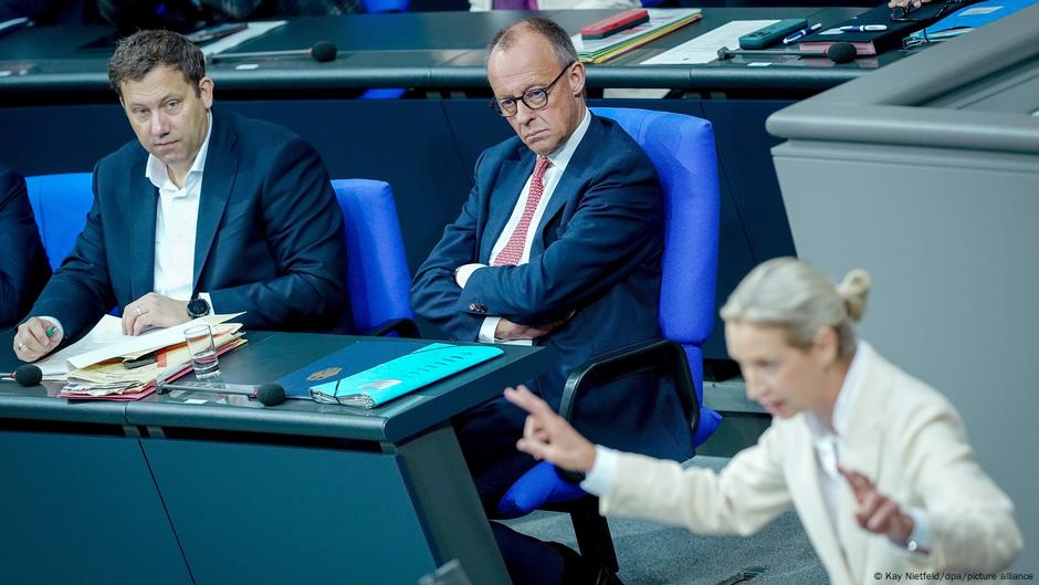 Oštri napadi šefice AfD-a Vajdel sa govornice u Bundestagu – i skamenjeni pogledi kancelara Merca (u sredini) i vicekancelara Klingbajla dok sede u vladinim klupama