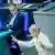 Deutschland Berlin 2025 | Alice Weidel steht bei der Haushaltsdebatte im Bundestag am Rednerpult. Im Hintergrund sitzen Lars Klingbeil, Bundesminister der Finanzen, Vizekanzler und SPD-Bundesvorsitzender, und Bundeskanzler Friedrich Merz (CDU) und hören mit versteinerten Mienen zu. 