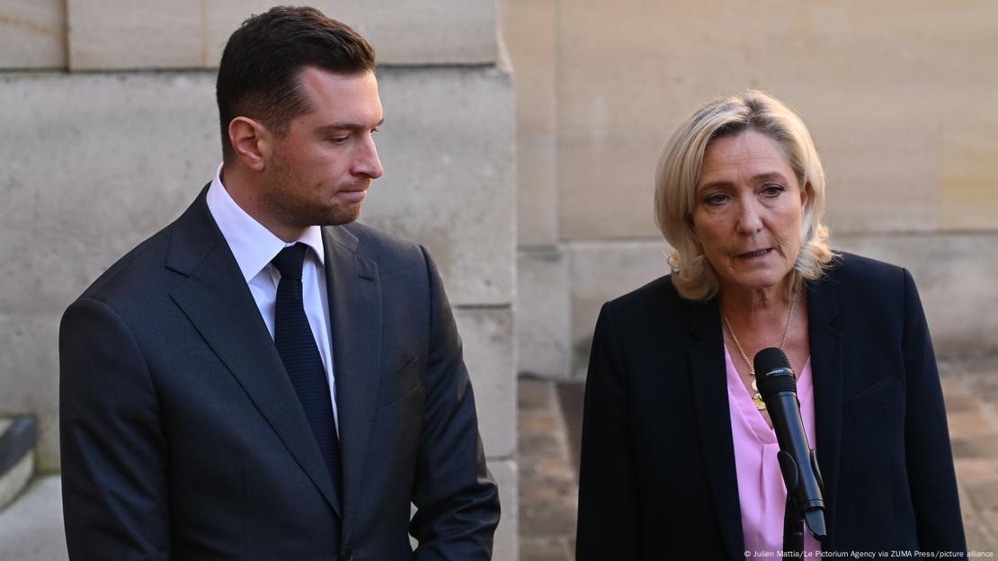 Marine Le Pen dhe Jordan Bardella  nga RN para mikrofonit