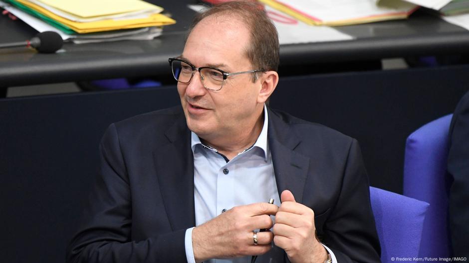 Szef MSW chce uprościć repatriacje do państw trzecich