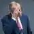 El canciller Merz se rasca pensativo la frente durante su intervención en el Bundestag.
