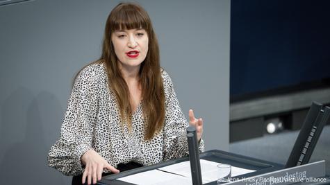 Deputetja Heidi Reichinnek duke folur në Bundestag