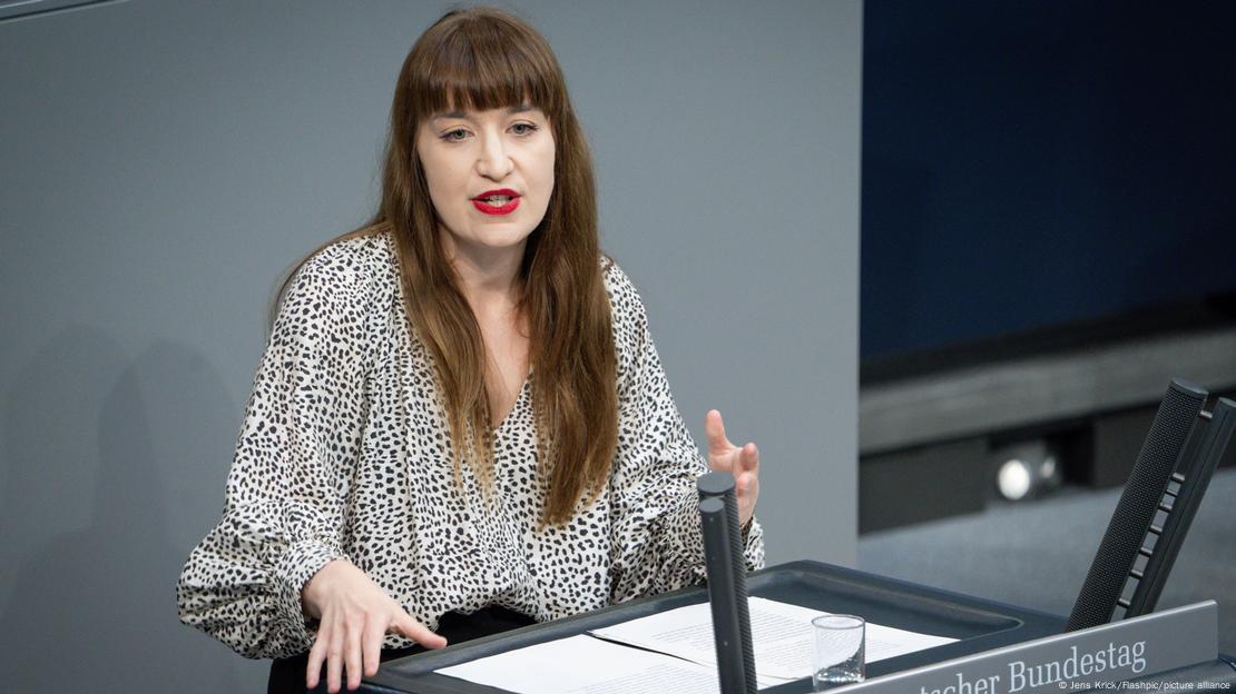 Deputetja Heidi Reichinnek duke folur në Bundestag Deputetja Heidi Reichinnek duke folur në Bundestag