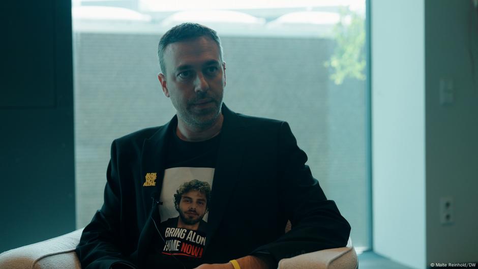 Šahar Ohel ima fotografiju svog nećaka Alona na majici ispod koje piše: „Dovedite ga kući!“