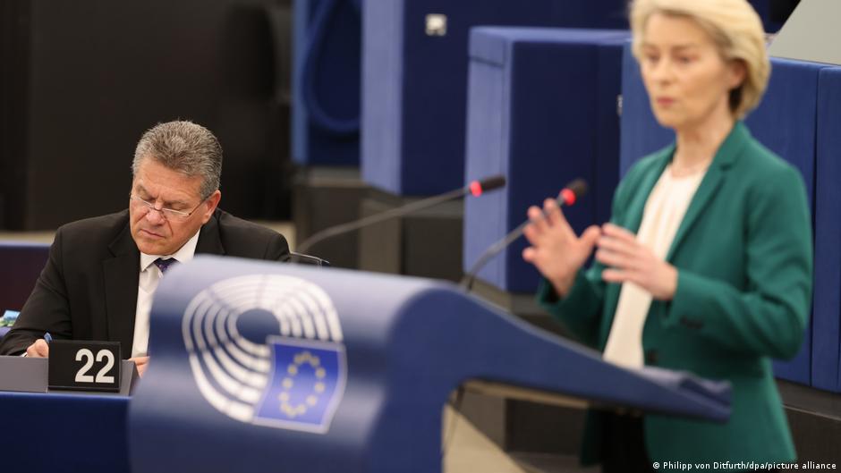 UE alarga suspensión de aranceles de represalia contra EEUU – DW – 13/07/2025