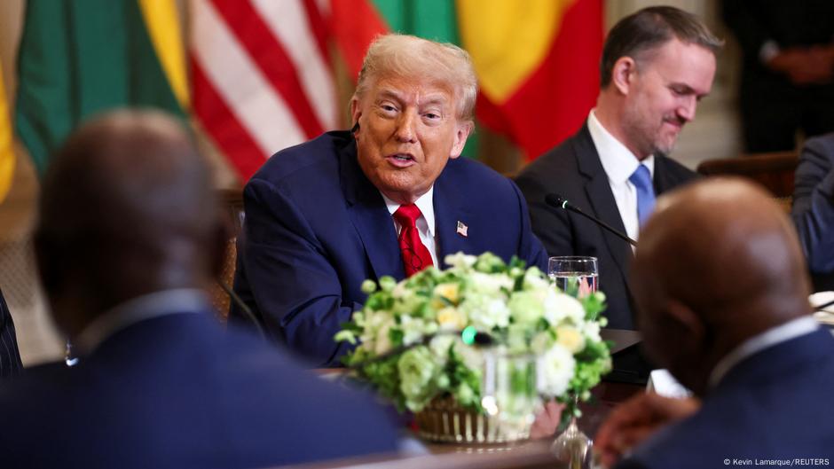 Trump praises Liberian president's English ability – DW – 07/10/2025
