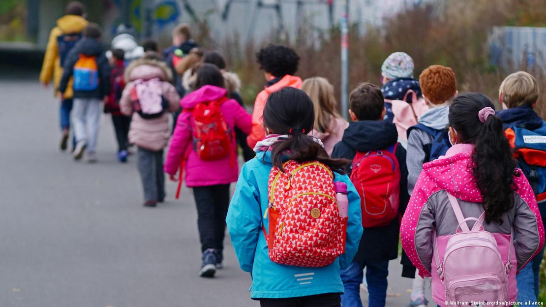 Um grupo de crianças andando
